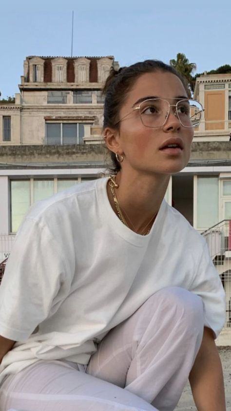 Sporty Girls Clear Glasses Aesthetic Outfits, Glasses 2024 Trend Women, Aviator Glasses For Women, Big Glasses Aesthetic, Glasses Look, Glasses Outfit, Glasses Inspiration, Eyeglasses 2024, Aviator Glasses