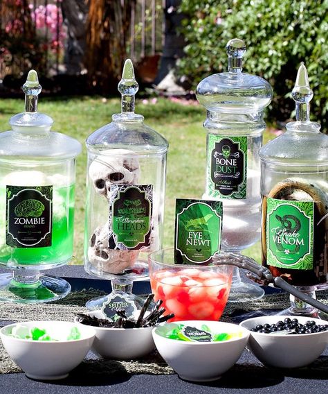 Spells and Potions Halloween: Creepy Jars & Candy Labels {Free Printables} // Hostess with the Mostess® Potion Bar Halloween, Potion Bar, Halloween Desserts Scary, Candy Jar Labels, Mad Scientist Halloween, Spells And Potions, Diy Halloween Home Decor, Diy Halloween Gifts, Halloween Candy Bar