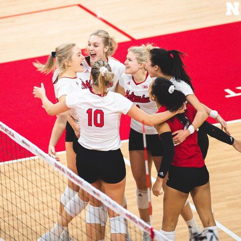 Nebraska Volleyball on Instagram: “Sunday 😁 Showtime 😁 Sweep #GBR #Huskers” Volleyball Nebraska, Volleyball Goals, Husker Volleyball, Nebraska Volleyball, Volleyball Pics, Volleyball Aesthetic, Aesthetic Sports, Country Gal, Volleyball Tips