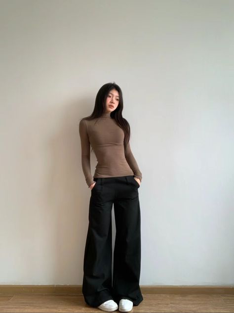 ID xiaohongshu: 2312838264 uu9, outfit, ootd, acubi, black pants, brown top, long sleeve, casual.  @blossoom_ 𖥔 ˑ ִ ۫ ˑ Black Pants Brown Top, Brown Long Sleeve Outfit, Xiaohongshu Fashion, Diverse Fashion, Crochet Succulent, Korean Fits, Pants Brown, Minimal Outfit, Brown Top