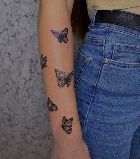 Butterfly Sleeve Tattoo, Finger Tattoos Words, Tattoo Homme, Around Arm Tattoo, Sunflower Tattoo Small, Hand And Finger Tattoos, Special Tattoos, Taurus Tattoos, Tattoo Minimalist