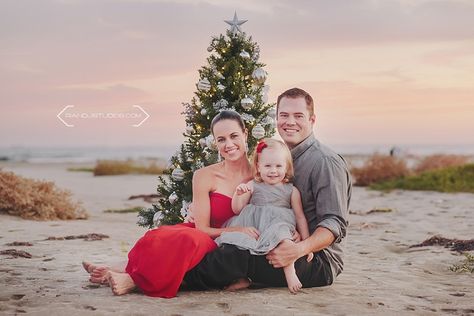 Beach Christmas Card Photo, Beach Christmas Pictures, Christmas Beach Photos, Outdoor Christmas Photos, Beach Christmas Card, Baby Holiday Photos, Family Holiday Pictures, Christmas Family Photoshoot, Galveston Beach