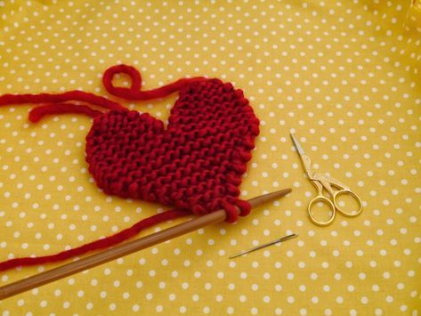 How to knit a heart – Julie & The Knits Knitted Heart Pattern, Hello Kitty Imagenes, Mollie Makes, Knitted Heart, Christmas Knitting Patterns, Knitted Flowers, Crochet Coasters, Knitting Techniques, Easy Knitting