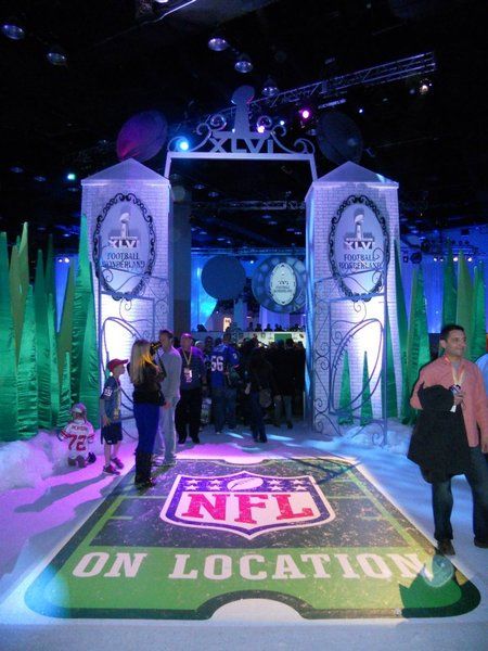 Superbowl Sports Event Decoration Ideas, Nfl Theme Birthday Party, Superbowl Aesthetic, Sports Bar Theme Party, Football Theme Corporate Event, Nfl Draft Party Ideas, Super Bowl Gifts, Commercial Bingo Superbowl, Football Bar Mitzvah