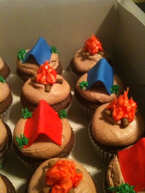 Sugar on Top: Never Enough Cupcakes! Camping Cupcakes, Camp Cupcakes, Fire Cupcakes, Campout Party, School Cupcakes, Camping Cakes, Camping Theme Birthday, Glamping Birthday, Camping Theme Party