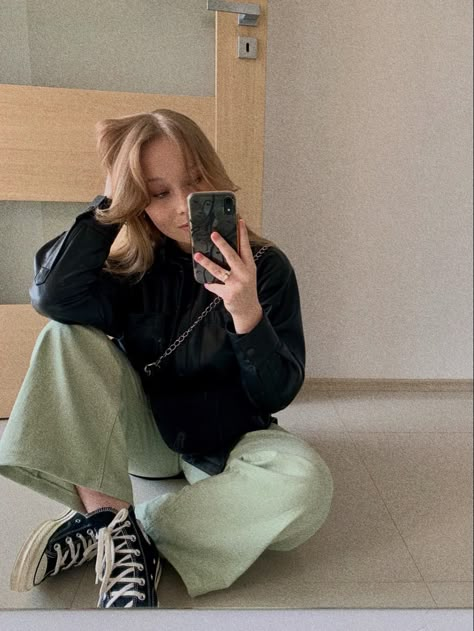 matcha green pants converse chuck 70 minimalistic outfit Green Pants Outfit Hijab, Outfit Inspo Green Pants, Pastel Green Pants Outfit, Green Pants Fit, Chuck 70 Outfit Woman, Outfit Pantalon Verde, Eboard Photoshoot, Chuck 70 Outfit, Korean Spring Outfits