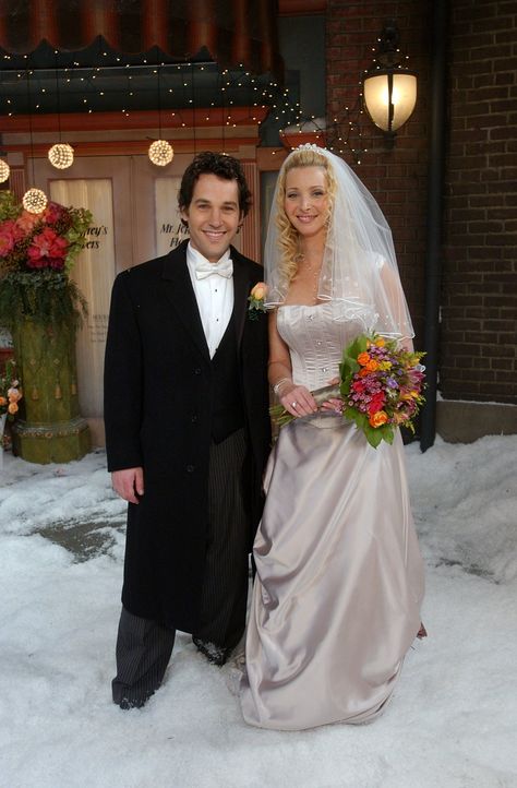 Phoebe wore a Rani Totman wedding dress when she was marrying Paul Rudd in “The One with Phoebe’s Wedding.” Friends Sitcom, Lily Aldrin, Worst Wedding Dress, Friends Phoebe, Robin Scherbatsky, Tv Weddings, Matt Leblanc, Celebrity Wedding Dresses, Ross Geller