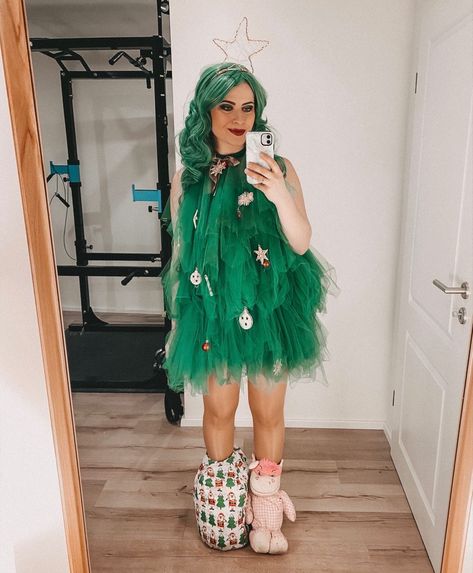 Christmas Tree Costume Diy, Tree Halloween Costume, Christmas Costume Party, Christmas Costumes Women, Christmas Tree Costume, Diy Christmas Sweater, Xmas Costumes, Christmas Dress Up, Diy Ugly Christmas Sweater