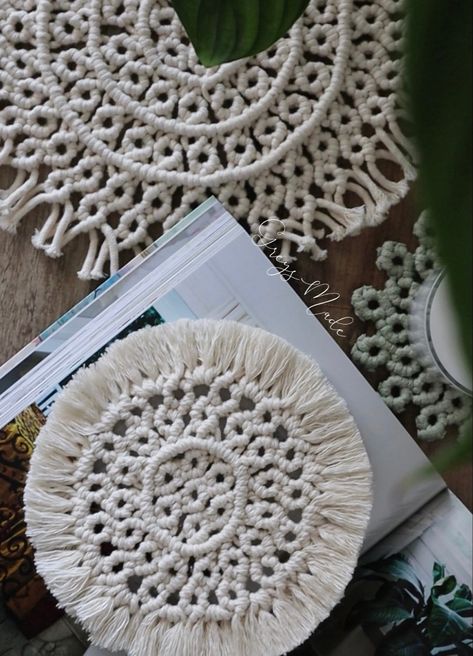 Macrame Placemat Tutorial, Macrame Rug Pattern, Macrame Placemat Diy, Macrame Coasters Diy Tutorial, Macrame Rug Tutorial, Macrame Trivet, Macrame Coasters Diy, Arm Knitting Blanket Diy, Coaster Macrame