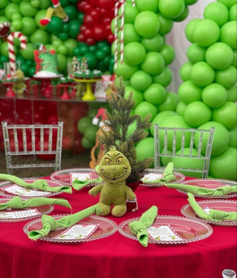 The Grinch Centerpieces, Grinch Gender Reveal Party, The Grinch Gender Reveal, Grinch Gender Reveal, Grinch Centerpiece Ideas, Grinch Baby Shower Ideas, Grinch Baby, Grinch Birthday, Grinch Ideas