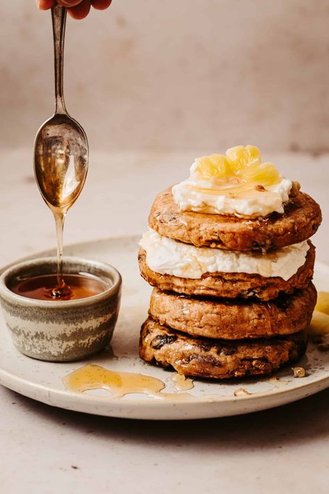 Healthy Chickpea Flour Carrot Cake Pancakes - Kalejunkie Thick Pancakes, Vegan Chocolate Muffins, Vegan Buttermilk, Chickpea Flour Recipes, Healthy Easter Recipes, Carrot Cake Pancakes, Cake Pancakes, Vegan Diet Recipes, Quick Smoothies