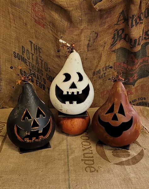 Brauensgourds - Brauensgourds updated their cover photo. Painting Gourds, Birdhouse Gourds, Fall Gourds, Halloween Gourds, Gourd Ideas, Etsy Halloween, Country Treasures, Halloween Stencils, Bee Painting