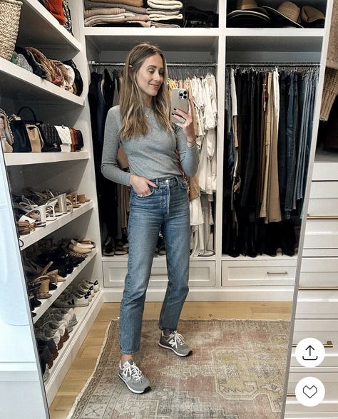 Casual Night Out Outfit Sneakers, Jeans And Sneakers Outfit Fall, New Balance Casual Outfit, New Balance Work Outfit, New Balance With Jeans, New Balance Sneakers Outfit, New Balance Outfits, Superga Outfit, Grey Sneakers Outfit