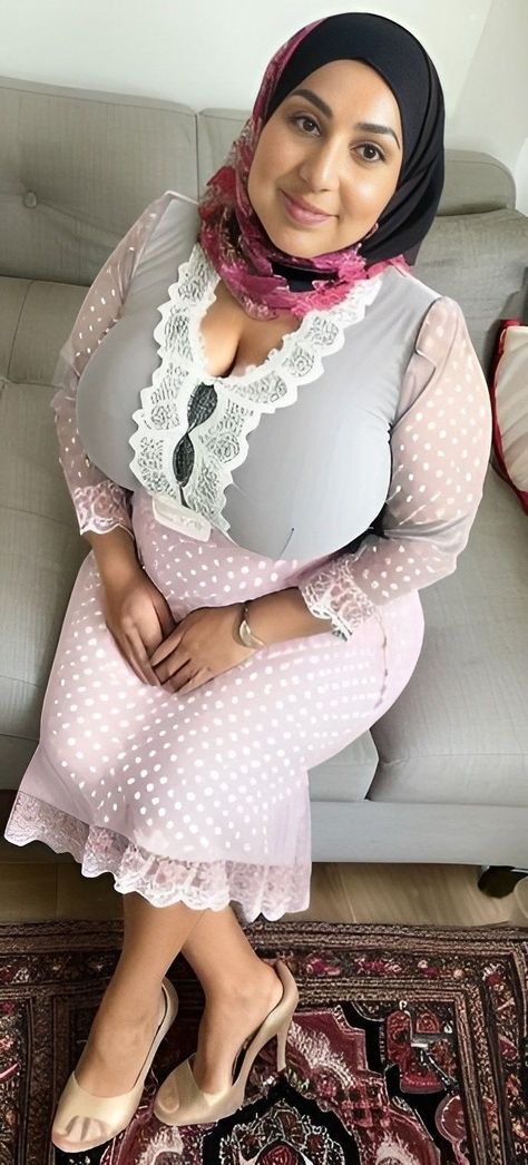 Plus Size Muslim Fashion, Desi Hot, Big Women Fashion, Muslim Women Fashion, Beautiful Muslim Women, Arab Women, Fashionista Clothes, Better Days, Red Dresses