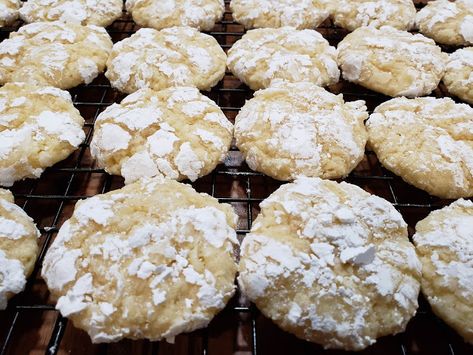 Amaretti Cookie Recipe, Amaretti Cookies, Italian Cookie Recipes, Italian Pastries, Lemon Coconut, Italian Cookies, Almond Cookies, Italian Desserts, Chewy Cookie