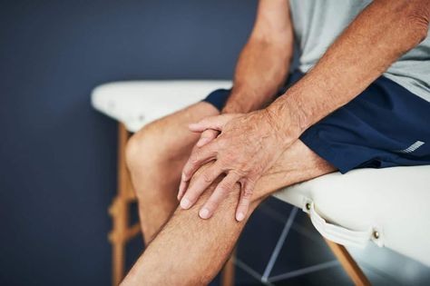 Do's And Don'ts If You Have Knee Arthritis Pain Knee Meniscus, Proper Running Form, Knee Exercises, Knee Replacement, Hard Workout, Muscle Aches, Cold Therapy, Knee Pain, Sore Muscles