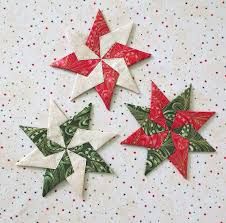 Fabric Star Ornaments - Geta's Quilting Studio Sewing For Christmas, What To Sew, Quilted Fabric Ornaments, Sewn Christmas Ornaments, Christmas Decorations Sewing, Quilted Table Runners Christmas, Quilting Math, Fabric Star, Christmas Fabric Crafts