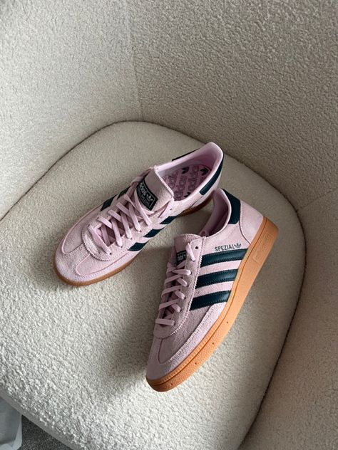 Light Pink Adidas Gazelle, Pink Shoes Adidas, Pink Sambas Adidas Women Outfit, Adidas Handball Spezial Pink, Pink Samba Adidas, Pink Spezial Adidas, Pink Adidas Samba, Pink Sambas Adidas, Pink Spezial Adidas Outfit