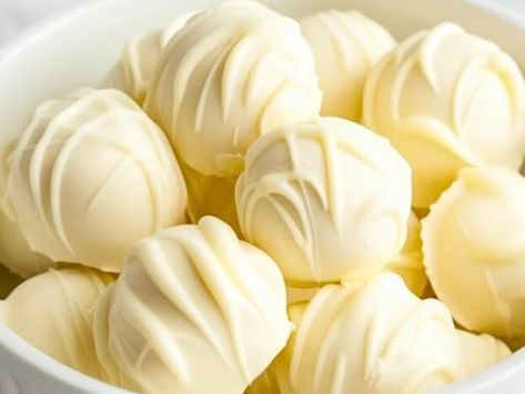 Truffle Recipe Easy, White Chocolate Desserts, Lemon Truffles, Easy Truffles, Chocolate Lemon, Homemade Truffles, White Chocolate Truffles, White Chocolate Mocha, White Chocolate Mousse