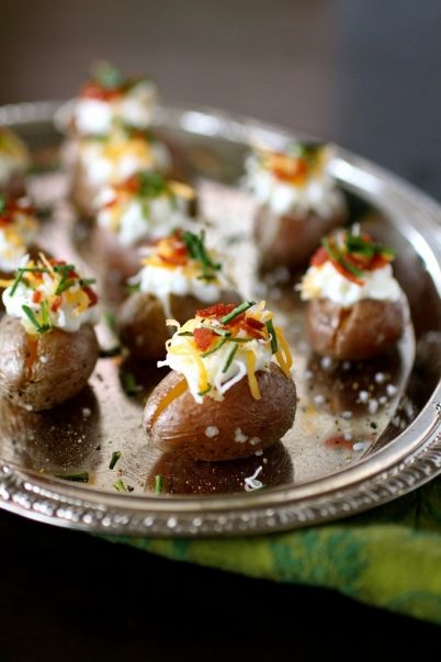 MINI Loaded Baked Potatoes! SO cute for Super Bowl Bites! Ranch Popcorn, Loaded Potatoes, Stuffed Potato, Football Parties, Mini Potatoes, Wedding Appetizers, Loaded Potato, Football Food, Baked Potatoes