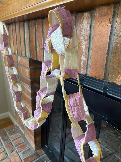 Diy Chain Garland, Everyday Garland Decor, Quilt Scrap Projects, Fabric Wall Art Ideas, Quilting Gift Ideas, Paper Chain Decorations, Sewn Garland, Easy Crafts For Adults, Sewn Gifts