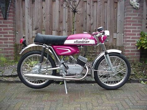 Pink Moped, 50cc Moped, Peugeot 103, Vintage Moped, Small Motorcycles, 50 Cc, A Image, Cool Old Cars, Moped Scooter