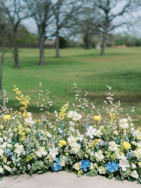 Blue and yellow wedding inspiration with spring flowers Blue And Yellow Country Wedding, Wedding Ideas Yellow And Blue, Pale Yellow And Navy Wedding, White Yellow Blue Wedding, White Yellow Blue Bouquet, Tuscan Spring Wedding, Dusty Blue And Lemon Yellow Wedding, Blue Yellow And Orange Wedding, Yellow Accent Wedding