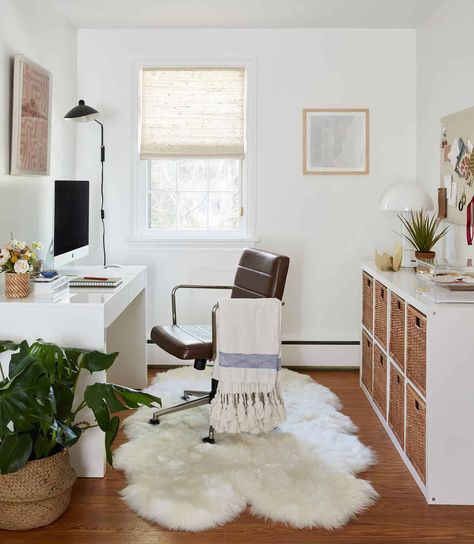 Small Home Office White Desk, Home Office Light Grey Desk, Tv In Home Office, Office With White Furniture, Den Room Ideas Small Office, White Desk Home Office, Yt Studio, Rv Office, Wfh Office