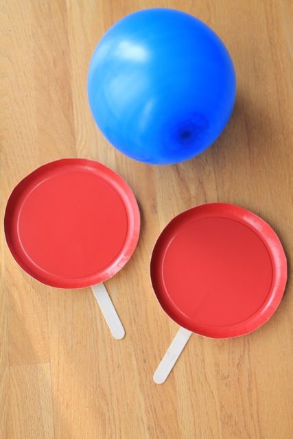 Balloon Tennis, Boredom Busters For Kids, Aktiviti Kanak-kanak, Aktivitas Montessori, Boredom Busters, Camping Games, Games For Toddlers, Gross Motor, School Parties