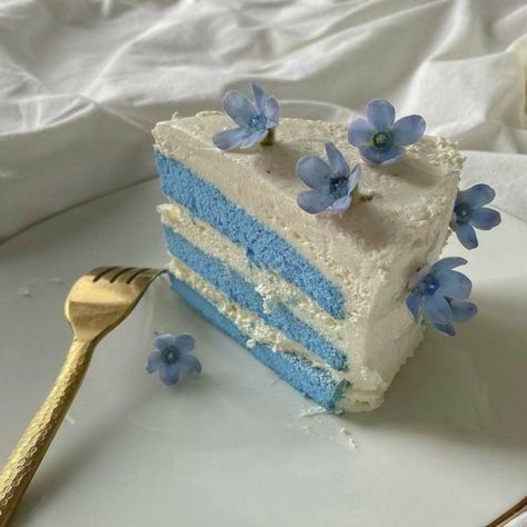 Blue Cafe, Blue Desserts, Everything Is Blue, Baby Blue Aesthetic, Light Blue Aesthetic, Blue Cakes, Blue Aesthetic Pastel, Blue Food, Feeling Blue