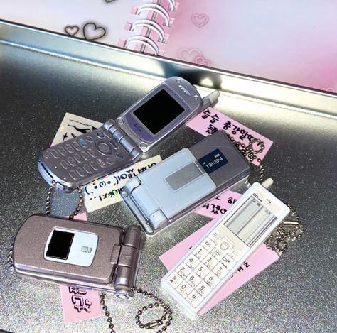 Flip Phone Aesthetic, Back Flip, Girl Heaven, Tech Aesthetic, Retro Gadgets, Image Swag, Hee Hee, 2000s Aesthetic, Flip Phones