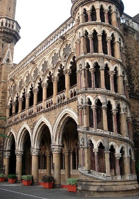 Switch up your libraries and study at the Mumbai University in India. BYU Independent Study. Indian Poses, University Of Mumbai, Amazing India, Mumbai City, Library Architecture, Goa India, Indian Architecture, Indian Heritage, Mumbai India