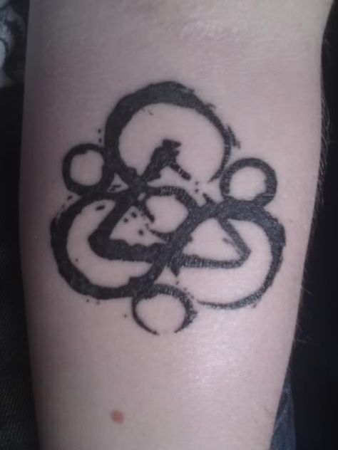 The Keywork ..Coheed and Cambria's main logo ..i plan on getting this :3 Atom Tattoo, Dr Manhattan, Coheed And Cambria, Hydrogen Atom, Body Mods, Infinity Tattoo, Ink Tattoo, Atom, Manhattan