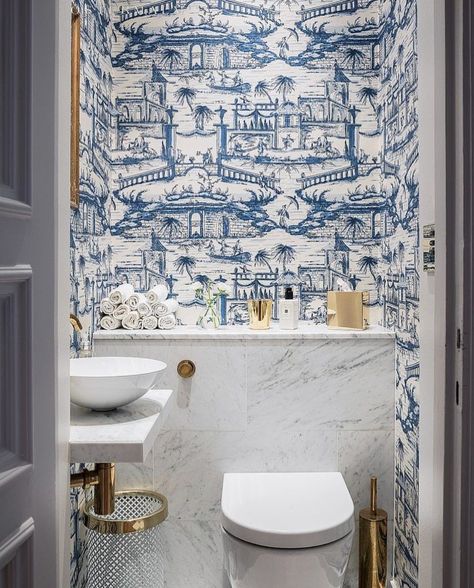 Klein Toilet, Bilik Air, Blue And White Wallpaper, Swedish Apartment, Chinese Wallpaper, Retro Revival, Downstairs Toilet, Bad Inspiration, Small Toilet