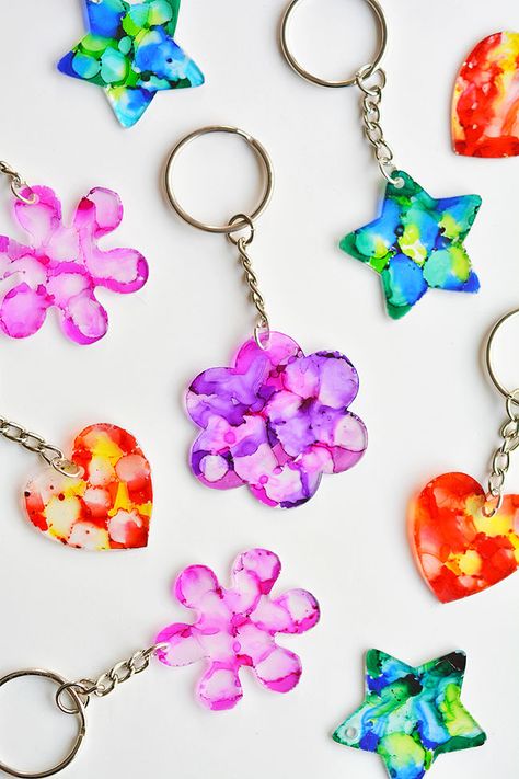 This Shrinky Dink keychain is SO PRETTY and so easy to make! Create a tie dye look with Sharpies and rubbing alcohol. Then shrink them in the oven! This is such a fun craft for kids, tweens, teens, adults, and seniors. How To Make Squishies, Shrinky Dink Keychain, Hamburger Hash, Dye Projects, Sharpie Tie Dye, Socks Diy, Shrinky Dink Crafts, Sharpie Colors, Pto Ideas