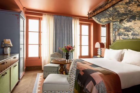 How to Design Your Home Like a Fancy Hotel? Top Decorators Give Tips - Bloomberg Paris Market, Hotels Portugal, Paris Markets, Resort Design, Hotel Branding, French Property, Small Hotel, Soho House, Paris Hotels