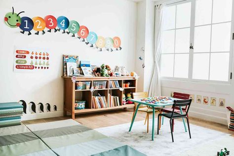 Create an inspirational atmosphere this school year by decorating the classroom with these creative, practical and budget-friendly themes and ideas. Playroom Montessori, Kindergarten Interior, False Wall, Montessori Bedroom, Montessori Playroom, Montessori Furniture, Playroom Design, Home Daycare, Montessori Classroom