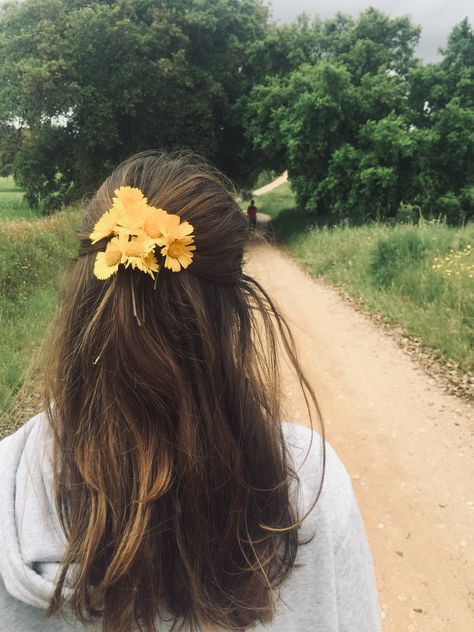 Aesthetic Photography At Home, Flowers In Hair Aesthetic, Brunette Faceless, Indian Aesthetic Photography, Hair Aesthetic Faceless, Photography At Home, Photography Ideas At Home, Stylish Photo, Faceless Portrait