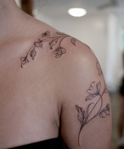 Collarbone Floral Tattoo, Flower Collarbone Tattoos For Women, Shoulder To Collar Bone Tattoo, Fine Line Flower Tattoo Collarbone, Dainty Floral Collar Bone Tattoo, Leafy Collar Bone Tattoo, Elbow Flower Tattoos, Floral Collar Bone Tattoo, Coller Bone Tattoos Flower