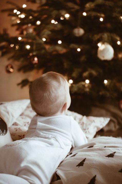 Christmas Tree Photoshoot Kids, Baby Christmas Aesthetic, At Home Baby Christmas Photoshoot, Family At Home Christmas Pictures, Christmas Baby Pictures Newborn, Baby Christmas Tree Photos, Christmas Outside Photoshoot, Baby First Christmas Photoshoot, Christmas Photoshoot Ideas For Baby