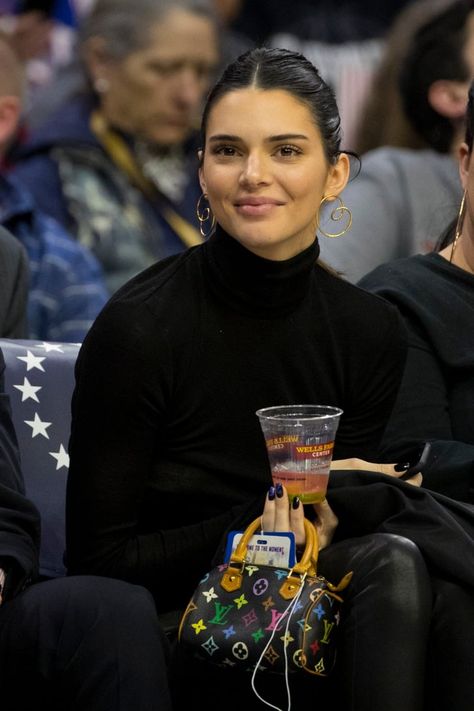 If Kendall Jenner Borrowed This Purse From Her Niece, Stormi Must Be Buggin’ Corpo Kendall Jenner, Aubri Ibrag, Kendall Jenner Style Casual, Kylie Jenner Outfits Casual, Kendall Jenner Body, Kendall Jenner Modeling, Kendall Jenner Makeup, Trajes Kylie Jenner, Jenner Makeup