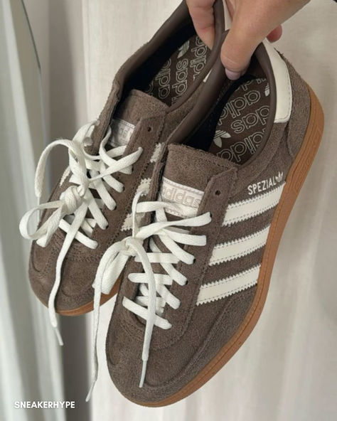 Step into sunny days with the trendy Adidas Handball Spezial Earth Strata Gum, made famous by fashion icon Molly Mae! This versatile beige sneaker pairs perfectly with any outfit. Ideal for style-savvy sneaker lovers who don't compromise on comfort. Don't miss out on this season's must-have Sambas Adidas, Beige Adidas, Adidas Handball Spezial, Adidas Handball, Beige Sneakers, Sneaker Lovers, Adidas Spezial, Outfit Looks, Girly Shoes