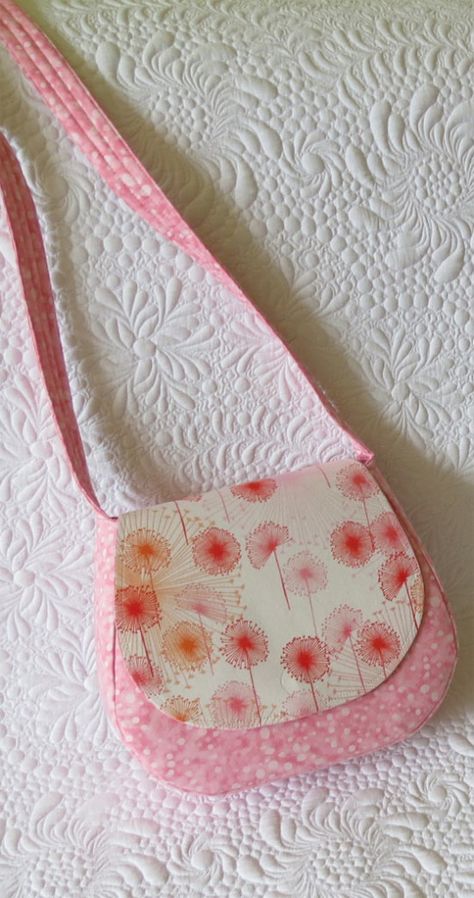 Simple, stylish, roomy, comfortable bag Small Purse Pattern, Apple Bag, Sew Bags, Kids Purse, Sewing Bags, Fabric Boxes, Quilting Studio, Girls Purse, Handmade Purses