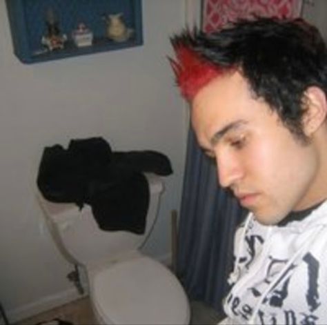 Pete Wentz Emo, Toilet Selfie, Peter Wentz, Emo Pictures, Celebrity Selfies, Ryan Ross, Men Kissing, Pete Wentz, Weird Pictures