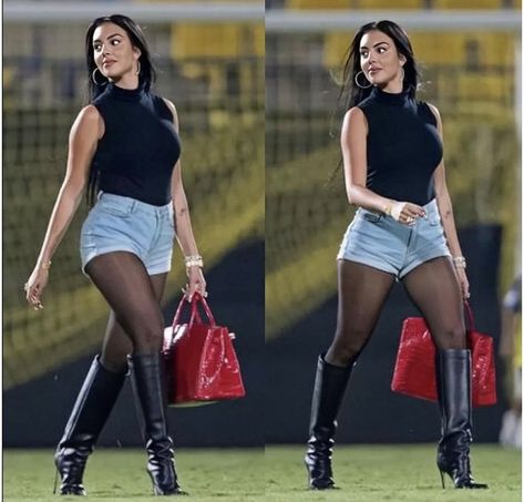 Denim Outfit Winter, Shorts With Tights Outfit, Shorts And Tights Outfit, Short Boots Outfit, Casual Oufits, Georgina Rodriguez, Black Boots Outfit, Color Combos Outfit, Celebrity Style Inspiration