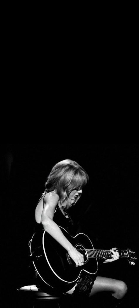 Taylor Swift Live, Taylor Swift Black, Black And White Wallpaper Iphone, Photos Of Taylor Swift, Aesthetic Dress, Taylor Swift Music, Taylor Swift Posters, Swift Photo, Dark Pictures