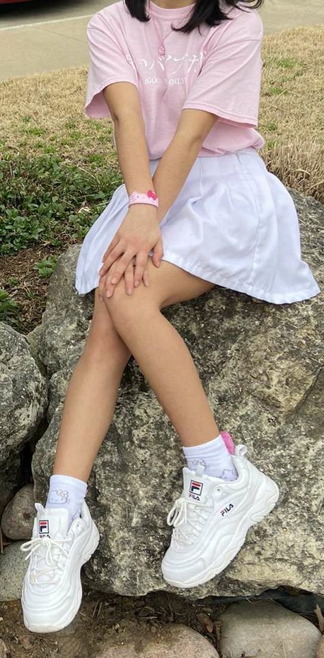 Outfit With Fila Shoes, Fila Shoes Outfit Aesthetic, Chunky Fila Sneakers Outfit, Chunky Fila Outfit, Fila Shoes Outfit Women, Chunky Tennis Shoes Outfit, White Fila Sneakers Outfit, Fila Sneakers Outfit, Tennis Outfit Women Athletic Wear