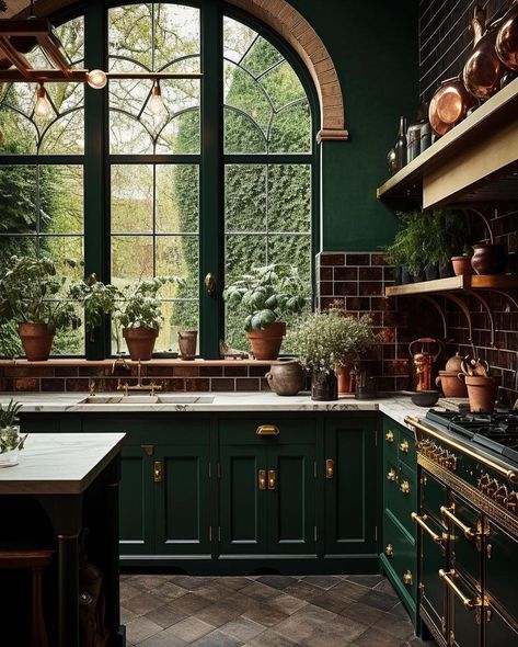 Moody Kitchen, Dark Green Kitchen, Green Kitchen Designs, Interior Dapur, House Vibes, Green Kitchen Cabinets, Kabinet Dapur, Dark Home Decor, Green Cabinets