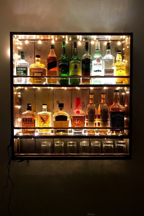 Vintage rustic whiskey rack made out of fence wood, 1x4, and some copper. Whiskey Rack Ideas, Bar Rack Ideas, Bar Vintage Decoracion, Whiskey Shelf Ideas, Liquor Shelf Ideas Display, Whiskey Display Ideas, Whisky Bar Home, Alcohol Rack, Bar Pallet