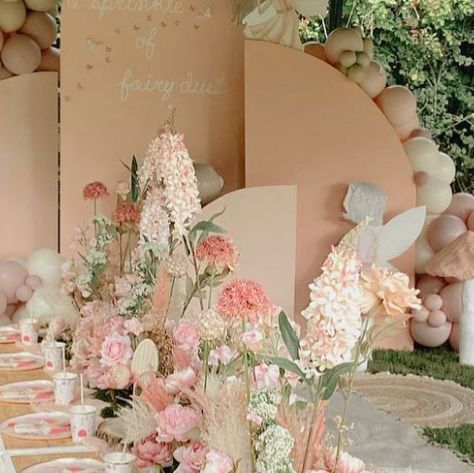 BALLOONS, LUXE PICNICS & EVENT STYLING | LONDON & SURREY on Instagram: "A Sprinkle of Fairy dust . . . . . #fairyparty #fairypartytheme #fairypartyideas #bohofairy #fairyballoons #fairybackdrop #fairygarden #fairyfirstbirthday #kidspartyideas #backdrop #balloonbackdrop #enchanted #enchantedparty #fairytable #tablescape #tablesetting #kidstablesetup #merimeriparty #bohoparty #bohoballoons #bohodecor #balloongarland #balloondecor #balloondecoration #ballooninstallation #popuppicnic #fairypicnic # Fairy Birthday Backdrop Ideas, Fairy Theme Backdrop, Fairy Balloon Garland, Fairy Backdrop Birthday, Fairy Backdrop, Teddy Theme, Watercolour Fairy, Fairy Theme Birthday Party, Fairy Theme Party